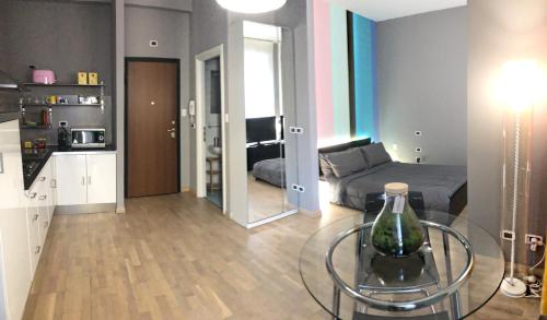 salon z kanapą i szklanym stołem w obiekcie Smart House Bologna Centro w Bolonii