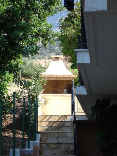 Το κτήριο όπου στεγάζεται  το διαμέρισμα