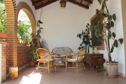 a patio with a table and chairs and an archway at La Casa Dell'antiquario in Graniti