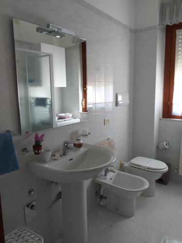 A bathroom at Casa Vacanze "Ai piedi di Assisi"