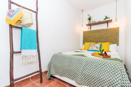 Dormitorio con litera y almohadas amarillas y azules en Mediterrani Studio - The Old Town, en Tarragona