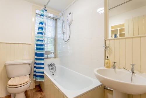 y baño con lavabo, bañera y aseo. en Charming Apartment in the Old Town, en Edimburgo