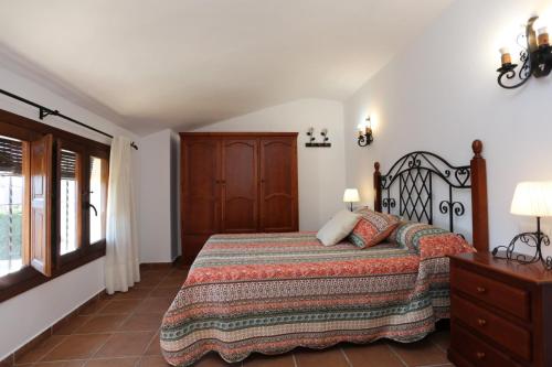 1 dormitorio con cama y ventana en Albara, en Conil de la Frontera