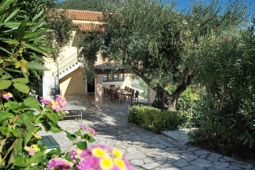Κήπος έξω από το Villa Andonis Nissaki
