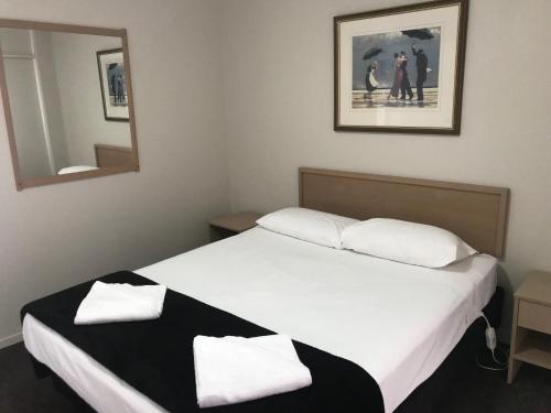 Un pat sau paturi într-o cameră la Motel 80