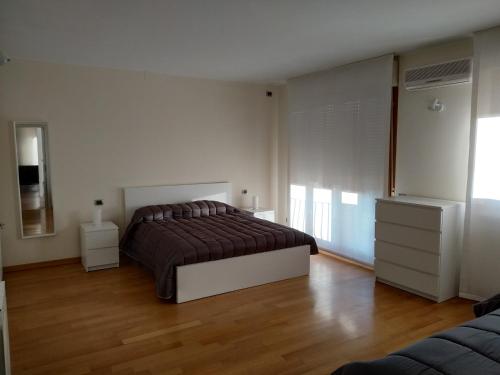 sypialnia z łóżkiem i drewnianą podłogą w obiekcie Appartamento Casa Lina w Asyżu