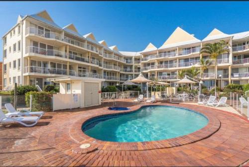 Πισίνα στο ή κοντά στο Crystal Beachfront Apartments