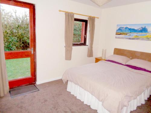 アムロスにある28 Yew Lodgeのベッドルーム(ベッド1台、窓付)