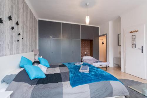 A bed or beds in a room at Cute Red Star Studio City Center