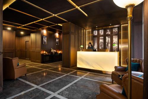 un vestíbulo con un bar con una mujer en el fondo en Novotel Suites Sukhumvit 39, en Bangkok