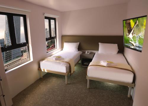 سرير أو أسرّة في غرفة في 1010 Hotel