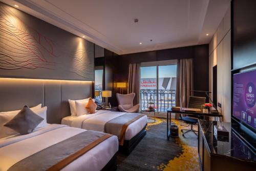 利雅德的住宿－Braira Al Nakheel，酒店客房设有两张床和一台平面电视。