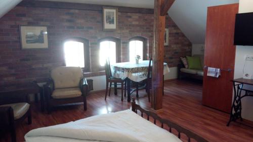Schlafzimmer mit einem Bett, einem Tisch und Stühlen in der Unterkunft Apartments U Kašny in Kadaň