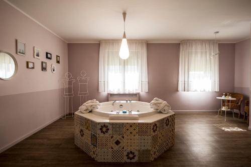 a large bathroom with a tub in a room at Agri Rio in Rio Salso Di Tavullia