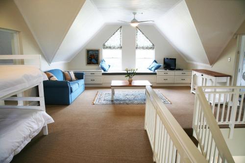ein Dachgeschoss-Schlafzimmer mit Bett und Sofa in der Unterkunft Katberg Eco Golf Estate in Balfour