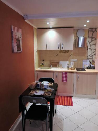 une petite cuisine avec une table et des chaises. dans l'établissement Le Malte, à Menton
