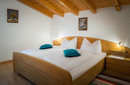ヴィルゲンにあるPension Gasser im Virgentalのベッドルーム1室(青い枕のベッド1台付)