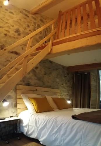 une chambre avec un lit superposé avec une échelle dans l'établissement la feda gîte Pyrénées Ariégeoises, à Auzat