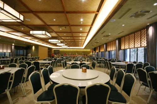 Ein Restaurant oder anderes Speiselokal in der Unterkunft Ku Kuan Resort Hotel 