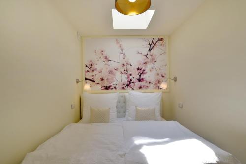 a bedroom with a bed with a painting on the wall at Hotel Zehnthof in Cochem
