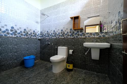 a bathroom with a toilet and a sink at Marari Arapakal Beach Villa in Mararikulam