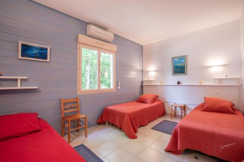 a bedroom with two beds and a window at Chalet BIRON - Piscine & Tennis - Gîtes de Poubille in Blanquefort-sur-Briolance