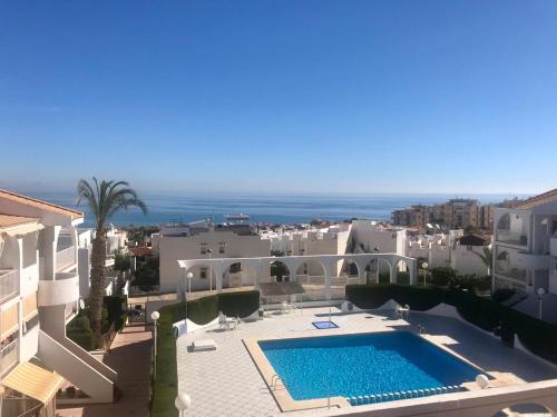 ariaal uitzicht op een villa met een zwembad bij Apartment Granada 302 Pool&Beach in Torrevieja
