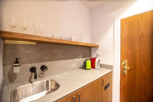 Kuchyň nebo kuchyňský kout v ubytování 27Montefiore - Urban ApartHotel TLV