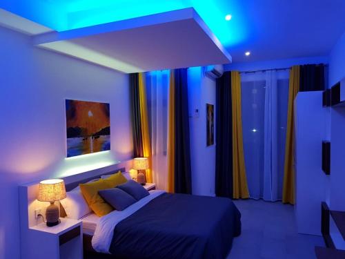 um quarto com uma cama com luzes azuis em Studio 103, Ebene Square em Ebene