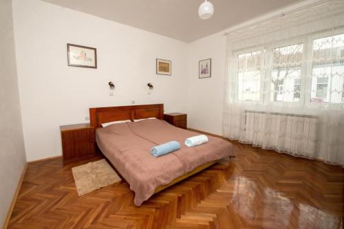 1 dormitorio con 1 cama con 2 almohadas en House of Tea en Bjelovar