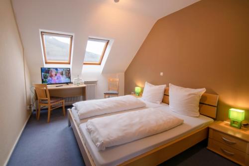 Cama ou camas em um quarto em Hotel Goldenes Fass