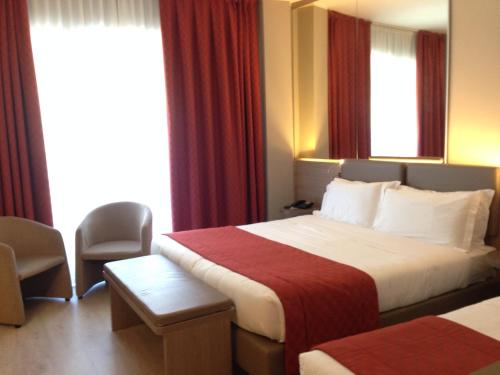 Uma cama ou camas num quarto em Cardano Hotel Malpensa
