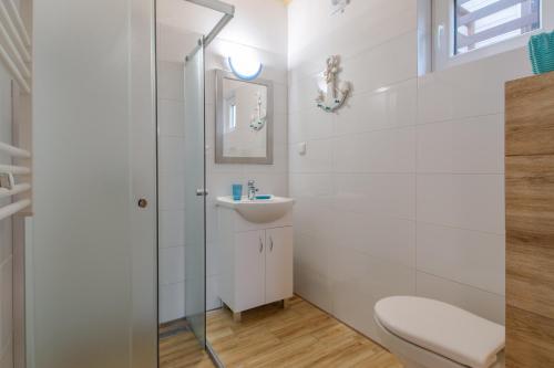 Ένα μπάνιο στο Domki Apartamentowe Kierunek Rozewie