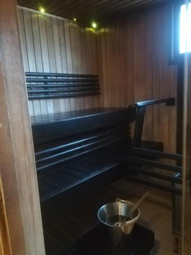 a room with a bench and a bucket in it at Gasthaus Henri in Raisio