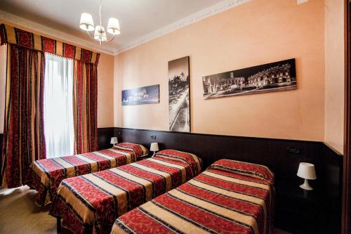 ローマにあるFunny Holidayのベッド2台と窓が備わるホテルルームです。
