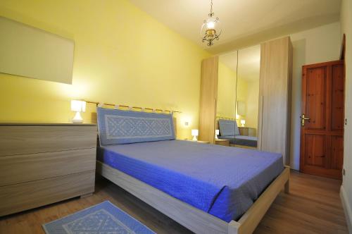 a bedroom with a bed and a dresser and a mirror at RESIDENZA I MELOGRANI in Porto Ottiolu