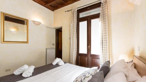ローマにあるRental in Rome Luce Apartmentのベッドルーム1室(白いシーツ付きのベッド1台、窓付)