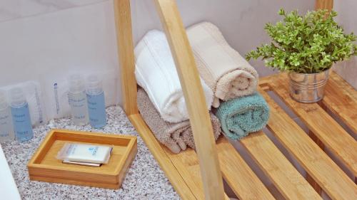 um quarto com um espelho e uma bandeja com toalhas em São João Oporto Residence I & II no Porto