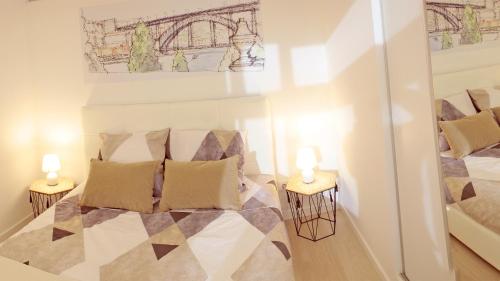 um quarto com uma cama e 2 candeeiros nas mesas em São João Oporto Residence I & II no Porto