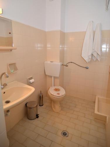 Ένα μπάνιο στο Polizotou Rooms