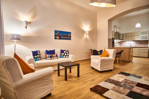 ブダペストにあるD20 Apartman | Budapestのリビングルーム(ソファ2台、テーブル付)
