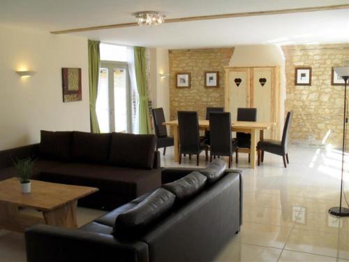 ein Wohnzimmer mit Sofa und Tisch in der Unterkunft Toad Hall at Tove Valley Cottages in Towcester