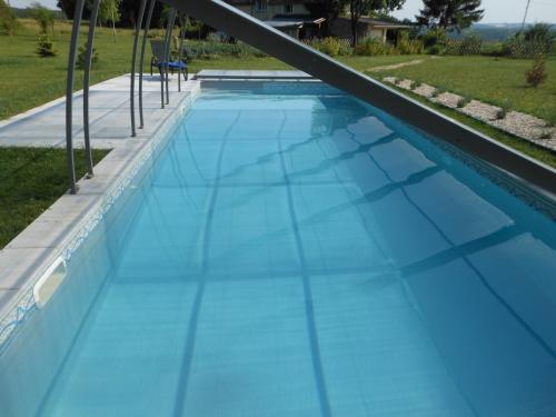 - une vue sur la piscine bleue dans l'établissement Auberge de la Tuilerie, à Andryes