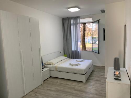 - une petite chambre avec un lit et une fenêtre dans l'établissement Appartamento La Bottega, à Piove di Sacco