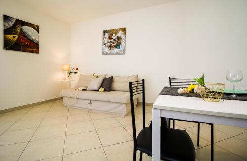 a living room with a couch and a table at InnPisaRentals 2 - Airstation Central Flat in Pisa