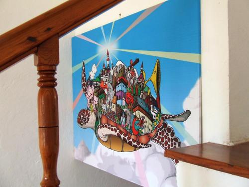 una pintura de una jirafa en una pared en Caretta Caretta Hotel, en Dalyan