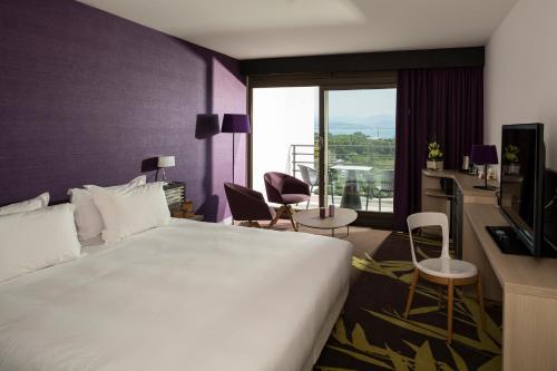 Thalazur Antibes - Hôtel & Spa tesisinde bir odada yatak veya yataklar