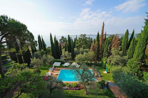 Πισίνα στο ή κοντά στο Villa Vibe Luce, beautiful period villa with private pool and lake view