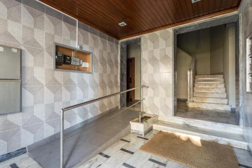 a staircase in a house with a tile wall at Casa da Praia in Costa da Caparica