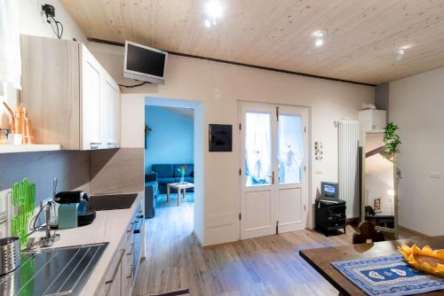 a kitchen and living room with a door to a living room at Il borghetto di Torno in Torno